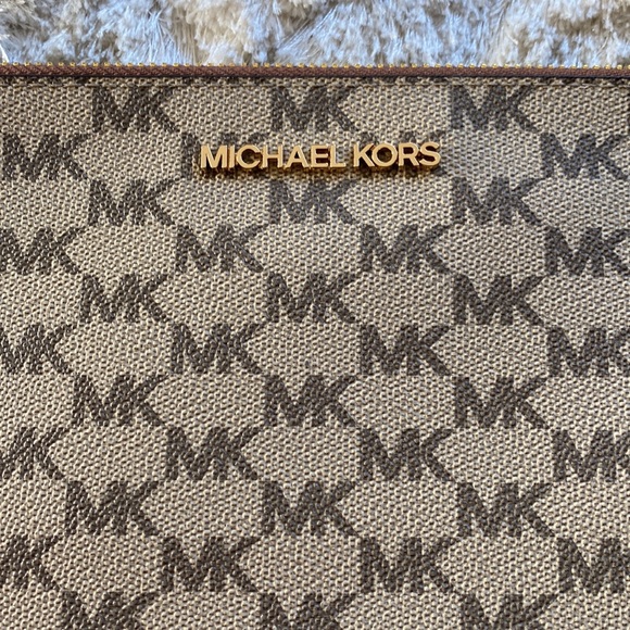 MICHAEL MICHAEL KORS Large Logo Wristlet - Picture 2 of 9
